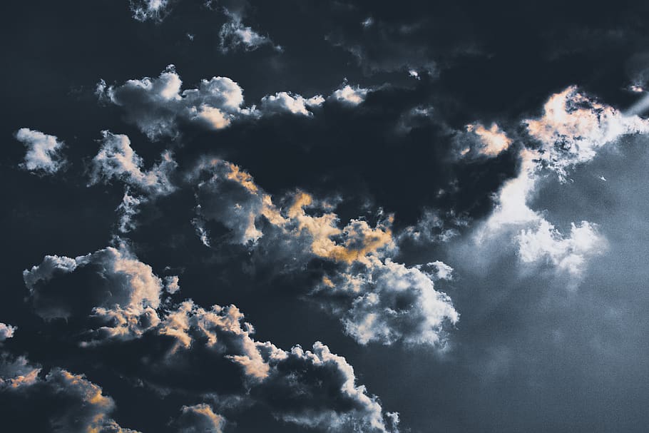 cel nuvolat gris, cloudformation, núvol, núvols, cloudscape, cel ennuvolat, fosc, dramàtica, cel dramàtic, cel de la nit, inflat, cel, temps, núvol - cel, bellesa a la natura, escenics - natura, vista d’angle baix, tranquil·litat, cap gent, naturalesa, escena tranquil·la, fons, idíl·lic, marc complet, a l'aire lliure, tempesta, dia, medi ambient, meteorologia, ominós, 5K
