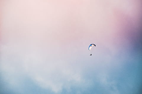blu, bianca, paracadute, cielo, volante, avventura, nuvola - cielo, sport estremi, parapendio, mezz'aria, Inquadratura dal basso, sport, la libertà, mezzi di trasporto, natura, persone, attività di svago, persona irriconoscibile, copia spazio, bellezza nella natura, gioia, all'aperto, 5K, CC0, dominio pubblico, privo di copyright