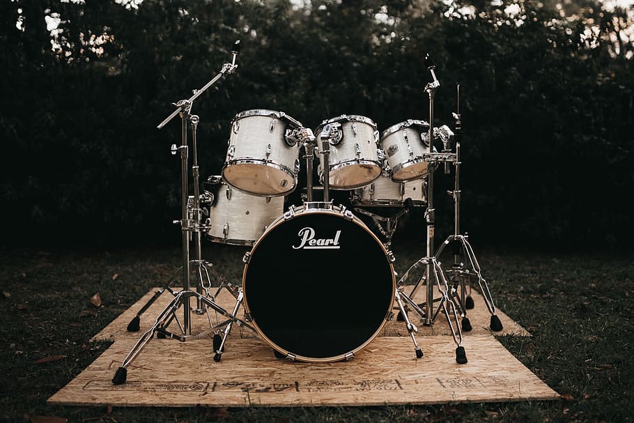 gri davul seti, müzik aleti, müzikal ekipman, sanat kültürü ve eğlence, müzik, davul, davul - vurmalı çalgılar, vurmalı çalgı, bateri seti, evre, performans, iletişim, sahne - performans alanı, insansız, gün, açık havada, ön plana odaklanmak, alan, zil, Rock müzik, üflemeli çalgı, 5K