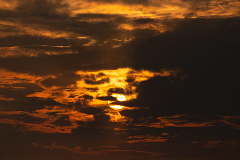 silhouette, nuvole, tramonto, retroilluminato, buio, alba, drammatico, crepuscolo, sera, ora d'oro, sole dorato, tramonto dorato, carta da parati hd, Paradiso, luce, all'aperto, panoramico, cielo, sole, luce del sole, tempo metereologico, nuvola - cielo, colore arancione, bellezza nella natura, scenics - natura, natura, la tranquillità, nessuno, scena tranquilla, idilliaco, cielo drammatico, ardente, calore - temperatura, ambiente, Inquadratura dal basso, giallo, sfondi, potere in natura, 5K, CC0, dominio pubblico, privo di copyright