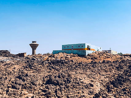 estructura de formigó de tremuja, Egipte, edifici, aswan, sòl, rock, blau, ombra, llum solar, pedra, runes, urbà, ciutat, naturalesa, oceà, a l'aire lliure, aigua, Costa, mar, bunker, cel, indústria, cel clar, industria de la construcció, dia, còpia espai, cap gent, transport, vehicle terrestre, terra, lloc de construcció, sòlid, rock - object, maquinària, manera de transport, 4K, CC0, domini públic, lliure de regalies