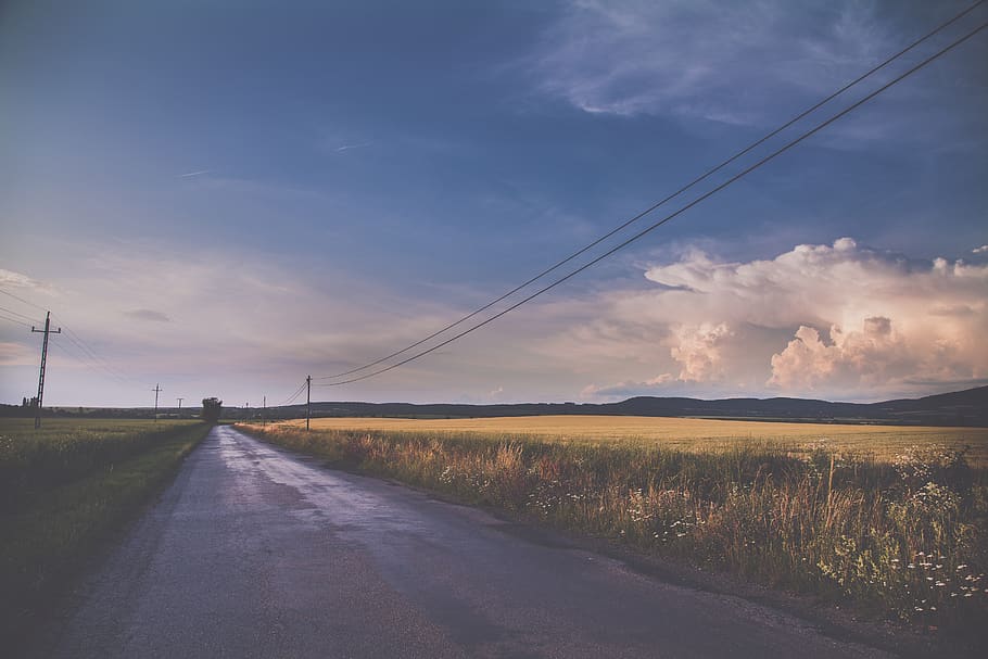 calcestruzzo, strada, campi di erba, nuvole, nuvoloso, nazione, luce del giorno, ambiente, campo, erba, guida, autostrada, paesaggio, luce, linea, Alba, tramonto, modo, filo, cielo, nuvola - cielo, la strada davanti, direzione, la tranquillità, mezzi di trasporto, scena tranquilla, bellezza nella natura, nessuno, terra, natura, scenics - natura, prospettiva decrescente, pianta, punto di fuga, all'aperto, lungo, 5K
