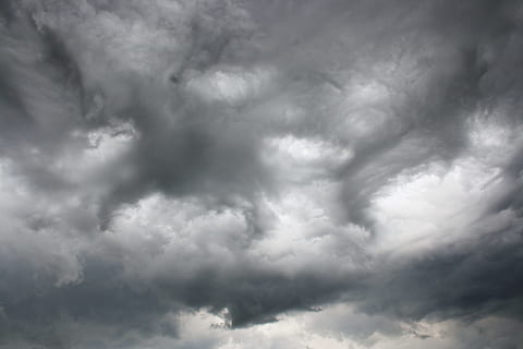 himmel, mörk, moln, moln - himmel, storm, dramatisk himmel, clouds, storm moln, bakgrunder, mulen, åskväder, skönhet i naturen, atmosfär, inget folk, regn, grå, miljö, humörlig himmel, vind, olycksbådande, utomhus, meteorologi, skyfall, klimat, extremt väder, 2K, CC0, offentligt domän, royaltyfria