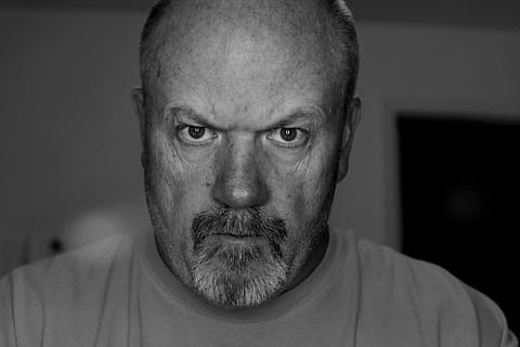 sort, hvid, grå, mand, vred, gal, alvorlig, skæg, Øjenbryn, ældre, tshirt, dybde, Mark, fokus, portræt, ansigtshår, hovedskud, en person, voksen, kigger på kameraet, forfra, herrer, hanner, moden voksen, tæt på, modne mænd, indendørs, rigtige mennesker, afslappet tøj, midt voksen, menneskeligt ansigt, aggression, depression - sorg, menneskehår, 5K, CC0, offentligt domæne, royaltyfrie