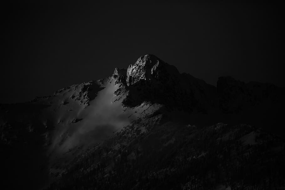 Graustufenberg, Berg, Himmel, ruhige Szene, Schönheit in der Natur, keine Leute, Ruhe, Rock, Szenen - Natur, Natur, Nicht-städtische Szene, Rock - Objekt, Flachwinkelansicht, Nacht-, physische Geographie, solide, Gebirge, Felsformation, idyllisch, kopieren sie platz, draußen, Gipfel, Formation, 8K