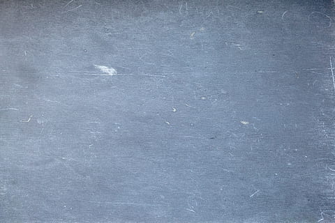 Contexte, texture, planche, tableau noir, barbouillé, vide, craie, école, tableau d'écriture, enseignement, structure, écrire, vieux, espace de copie, ardoise, traces de craie, présentation, présent, noir, gris, foncé, shabby chic, utilisé, ancien, arrière-plans, texturé, plein cadre, personne, modèle, fermer, rayé, construction de murs, couleur argentée, métal, architecture, abstrait, Matériel, bleu, structure construite, effet texturé, à l'intérieur, milieux abstraits, blanc, 5K, CC0, domaine public, libre de droits