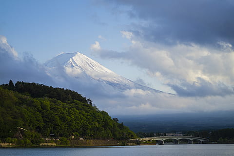 grønne træer, natur, udendørs, vand, jord, bjerg, bjergkæde, ocean, hav, kystlinjen, landskab, japan, lac kawaguchi, himmel, kyst, vejr, sø, Sky, cumulus, forbjerg, sky - himmel, scenics - natur, skønhed i naturen, rolig scene, ingen mennesker, ro, træ, dag, ikke-urbane scene, plante, vulkan, idyllisk, havnefronten, bjergtop, snedækket bjerg, vulkansk krater, 5K, CC0, offentligt domæne, royaltyfrie