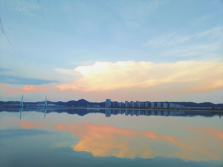 Xina, mianyang, cel, aigua, núvol - cel, posta de sol, reflexió, escenics - natura, naturalesa, bellesa a la natura, tranquil·litat, cap gent, davant del mar, escena tranquil·la, arquitectura, estructura construïda, a l'aire lliure, exterior de l'edifici, llac, muntanya, idíl·lic, 5K