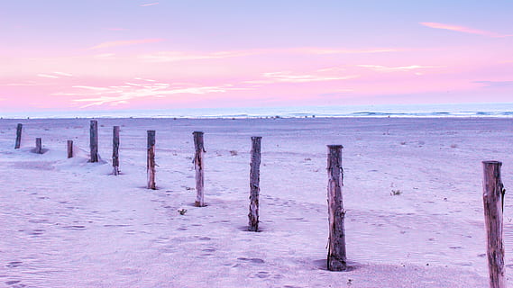 Küste Welle, Zaun, Natur, draußen, Himmel, Sommer-, Horizont, minimalistisch, Strand, Sonnenuntergang, Urlaub, Tapete, Landschaft, Gebäude, Turm, die Architektur, Panorama-, Baumstumpf, Gehäuse, Meer, Wasser, Holz - Material, Post, Land, Holzpfosten, Horizont über Wasser, Ruhe, Szenen - Natur, keine Leute, Schönheit in der Natur, pinke Farbe, ruhige Szene, Sand, 5K, CC0, gemeinfrei, lizenzfrei
