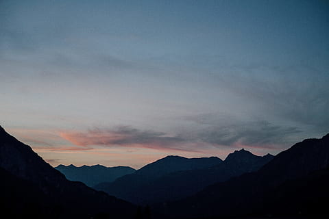 siluetă, dealuri montane, Munte, nor, peisaj, apus de soare, răsărit, în aer liber, orizont, natură, animale sălbatice, cer, vedere, Mountainview, minimalismul, colorat, culoare, minim, dispozitie, varf de munte, scenics, de munte, deal, nor - cer, frumusețe în natură, amurg, răsărit - zorii zilei, zori de zi, dimineaţă, albastru, vară, vale, Cloudscape, lumina soarelui, soare, ceaţă, călătorie, nici o persoana, fundaluri, galben, 5K, CC0, domeniu public, fără drepturi de autor