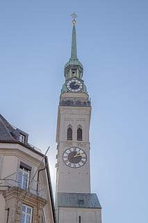 graue Turmuhr, die Architektur, Turm, Gebäude, Glockenturm, Uhr, Kirchturm, Analoge Uhr, gesprochen, Rad, Maschine, Leichtmetallfelge, Dach, Stadt, Dorf, städtisch, Stadt, Metropole, Wanduhr, Nachbarschaft, gebaute Struktur, Gebäudehülle, Flachwinkelansicht, Anbetungsstätte, Religion, Glauben, Himmel, Spiritualität, Zeit, klarer Himmel, keine Leute, Natur, Blau, große Höhe, draußen, Ziffernblatt, 5K, CC0, gemeinfrei, lizenzfrei