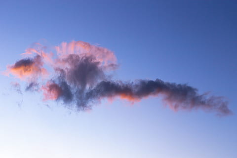grigio, arancia, nuvole, natura, all'aperto, cielo, nube, cumulo, tempo metereologico, luce, bagliore, Fumo, inquinamento, alloggiamento, condominio, costruzione, cielo azzurro, edificio per uffici, fabbrica, Casa, dimora, notte, fuochi d'artificio, nuvola - cielo, fumo - struttura fisica, blu, movimento, nessuno, in movimento, giorno, vitalità, creatività, spettacolo aereo, multicolore, bellezza, Inquadratura dal basso, cultura artistica e intrattenimento, bellezza nella natura, tramonto, scia di vapore, 5K, CC0, dominio pubblico, privo di copyright