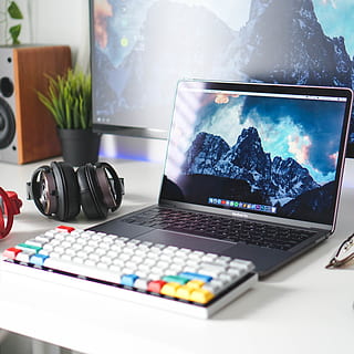 macbook pro, keramik, potteplante, flora, vase, krukke, plante, indonesien, kebagusanske by lejlighed, elektronik, kamera, hovedtelefoner, headset, bord, møbel, skrivebord, pc, bærbar, computer, tastatur, hardware, teknologi, indendørs, meddelelse, trådløs teknologi, computerudstyr, ingen mennesker, forbindelse, dag, stilleben, computer tastatur, computerskærm, tæt på, bærbar informationsenhed, udstyr, elektrisk udstyr, 4K, CC0, offentligt domæne, royaltyfrie