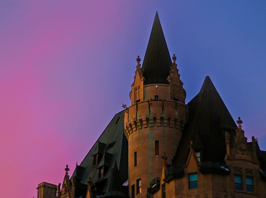 architektura, věž, kostelní věž, město, městský, metropole, ottawa, Fairmont Château laurier, Kanada, v centru města, spád, modrý, jaro, neon, západ slunce, tapeta na zeď, růžový, estetický, exteriér budovy, stavba, budova, nebe, místo uctívání, náboženství, víra, duchovno, čisté nebe, Příroda, destinace, nízký úhel pohledu, nikdo, minulost, venku, gotický styl, 4K