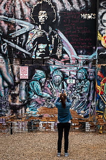 fotografování, žena, přijímání, obrázek, umění, umělecký, zadní, zachycení, kresby, ženský, dívka, graffiti, dáma, malované, malování, osoba, pouliční umění, vandalství, zeď, spisy, jedna osoba, skutečných lidí, zpětný pohled, stojící, text, architektura, tvořivost, životního stylu, stavba, sdělení, plná délka, neformální oblečení, nástěnný prvek, umění a řemesla, západní skript, volnočasové aktivity, ženy, 4K, CC0, veřejná doména, bez autorských práv