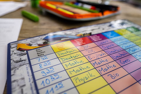 calendrier, plan, temps, école, apprendre, devoirs, bureau, Schulbeginn, multi couleur, nombre, papier, fermer, à l'intérieur, table, personne, texte, nature morte, mise au point sélective, écriture occidentale, éducation, se concentrer sur le premier plan, vue grand angle, jaune, la communication, choix, note adhésive, crayon, liste de choses à faire, 5K, CC0, domaine public, libre de droits