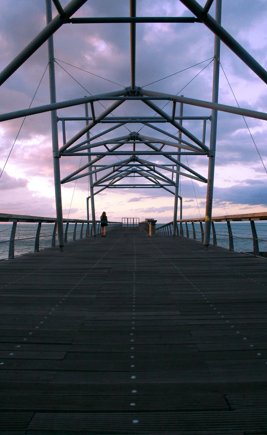 himmel, arkitektur, bygget struktur, vejen frem, sky - himmel, tilfældige mennesker, natur, retning, solnedgang, faldende perspektiv, udendørs, dag, rigtige mennesker, metal, herrer, transportmidler, sti, bro, gå, livsstil, loft, 2K