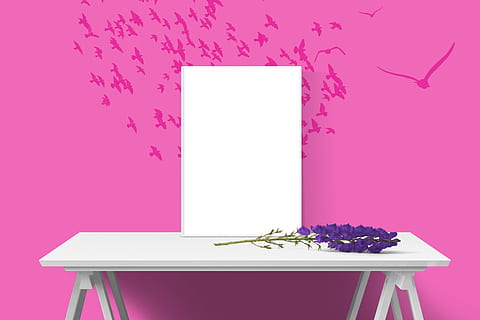 affisch, ram, vägg, skrivbord, klockblomma, rosa färg, blomma, växt, lila, tabell, blommande växt, inget folk, inomhus, natur, rosa bakgrund, studio skott, friskhet, papper, kopiera utrymme, möbel, kreativitet, känsla, modern, färgad bakgrund, tom, rena, blomsterarrangemang, 4K, CC0, offentligt domän, royaltyfria