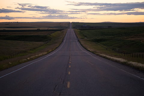 Aller, nuageux, ferme, Canada, esprit d'aventure, soir, espace, ouvrir, les sauvages, Alberta, voyage sur la route, conduire, Voyage, interminable, infini, horizon, ligne, rue, route, route ouverte, le coucher du soleil, ciel, transport, nuage - ciel, la voie à suivre, direction, environnement, paysage, la nature, paysages - nature, personne, beauté dans la nature, tranquillité, perspective décroissante, symbole, scène tranquille, marquage, marquage routier, scène non urbaine, en plein air, ligne de séparation, 5K, CC0, domaine public, libre de droits