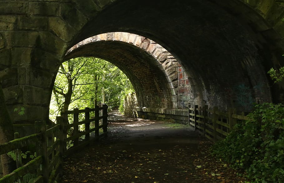 Det Forenede Kongerige, Golcar, bue, arkitektur, bygget struktur, retning, vejen frem, ingen mennesker, plante, dag, natur, træ, tom, udendørs, bro, tunnel, sti, bygning, gammel, rækværk, grøn farve, historie, buet, 2K