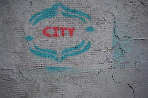 paper de la impressora blanca, paret, graffiti, catifa, decoració de la llar, text, taca, mà, tela, ciutat, carrer, art de carrer, art, pintura, mural, applique, bossa, símbol, roba de llit, asfalt, comunicació, guió occidental, cap gent, primer pla, funció de construcció de parets, arquitectura, estructura construïda, dia, forma del cor, creativitat, fons, emoció, textura, art i artesania, marc complet, emoció positiva, amor, a l'aire lliure, missatge, concret, 5K, CC0, domini públic, lliure de regalies