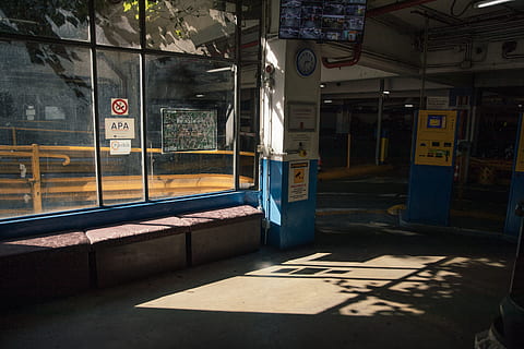 busstoppested, arkitektur, tårn, klokke tårn, bygning, køretøj, transportmidler, dør, bil, automobil, tog, gulve, vej, terminal, togstation, fodgænger, måltid, mad, natur, bus, skilt, meddelelse, ingen mennesker, bygget struktur, transportform, tekst, offentlig transport, by, jernbanetransport, bygning udvendig, indgang, sollys, udendørs, dag, land køretøj, garage, 5K, CC0, offentligt domæne, royaltyfrie