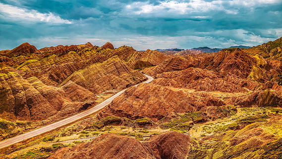 Berg, Straße, dunkle Wolken, Himmel, Szenen - Natur, wolke - himmel, Schönheit in der Natur, Landschaft, Umgebung, Rock, ruhige Szene, Ruhe, Nicht-städtische Szene, Rock - Objekt, Natur, solide, Felsformation, Geologie, Land, Reiseziele, physische Geographie, Gebirge, keine Leute, draußen, Klima, halbtrocken, Formation, trockenes Klima, 5K, CC0, gemeinfrei, lizenzfrei