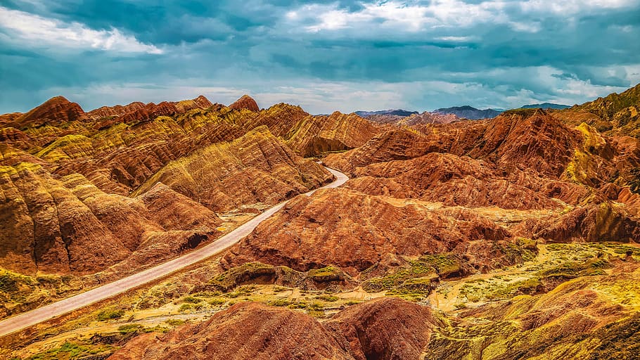 Berg, Straße, dunkle Wolken, Himmel, Szenen - Natur, wolke - himmel, Schönheit in der Natur, Landschaft, Umgebung, Rock, ruhige Szene, Ruhe, Nicht-städtische Szene, Rock - Objekt, Natur, solide, Felsformation, Geologie, Land, Reiseziele, physische Geographie, Gebirge, keine Leute, draußen, Klima, halbtrocken, Formation, trockenes Klima, 5K