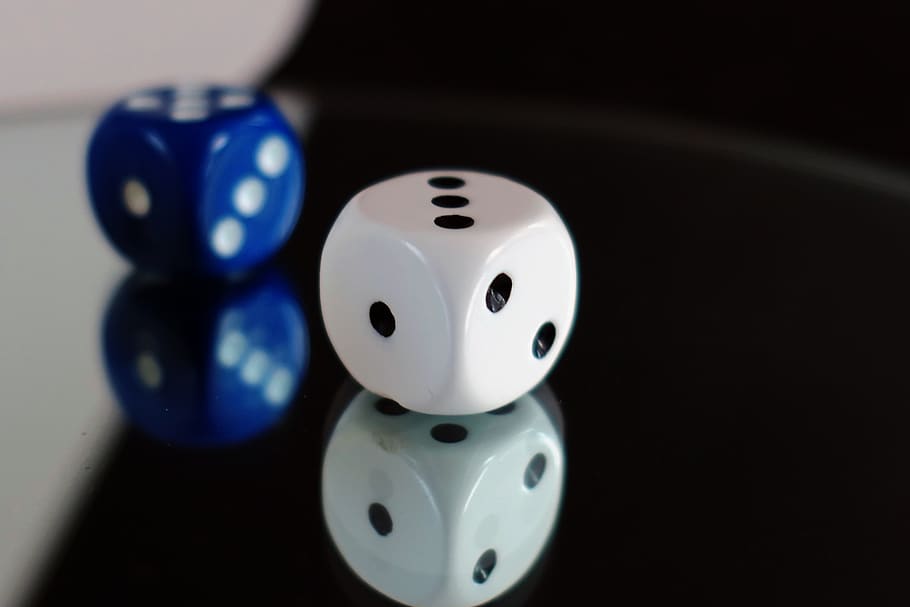 cub, jugar, craps, sort, paciència, números d'ulls, dos, nombre de cub, daus, a l'interior, primer pla, natura morta, cap gent, representació, blau, vista d’angle alt, oportunitat, fons negre, jocs d’oci, cultura i entreteniment artístic, Color blanc, relaxació, joc, taula, tir de l'estudi, activitat d'oci, reflexió, 5K