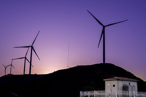 motor, maskine, turbine, vindmølle, bygning, hus, boliger, sommerhus, hegn, damp maskine, køretøj, transportmidler, tog, lokomotiv, propel, parlament, tilbage, blomst, blomstre, vedvarende energi, miljøbeskyttelse, arkitektur, alternativ energi, bygget struktur, brændstof og elproduktion, vindkraft, miljø, himmel, teknologi, bygning udvendig, natur, solnedgang, ingen mennesker, skønhed i naturen, magt i naturen, vind, bæredygtige ressourcer, elektricitet, lilla, Strømforsyning, 8K, CC0, offentligt domæne, royaltyfrie
