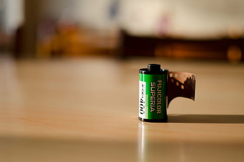 billede af film, makro, bord, indendørs, fokus på forgrunden, ingen mennesker, enkelt objekt, tæt på, kop, krus, teknologi, mad og drikke, selektiv fokusering, grøn farve, drikke, træ - materiale, finansiere, sikkerhed, meddelelse, forretning, beholder, stilleben, 4K, CC0, offentligt domæne, royaltyfrie