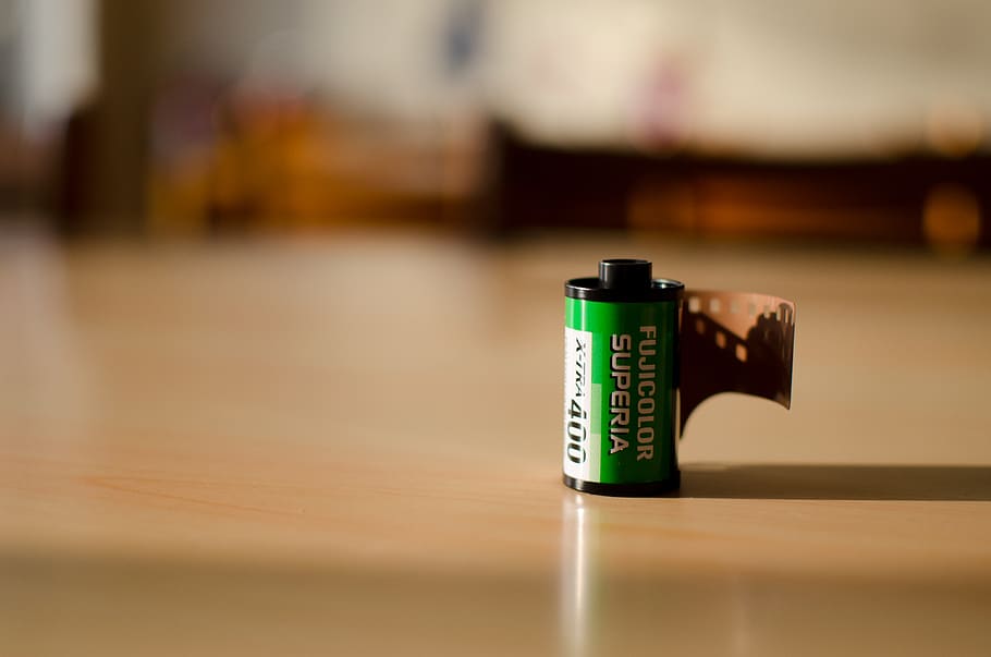billede af film, makro, bord, indendørs, fokus på forgrunden, ingen mennesker, enkelt objekt, tæt på, kop, krus, teknologi, mad og drikke, selektiv fokusering, grøn farve, drikke, træ - materiale, finansiere, sikkerhed, meddelelse, forretning, beholder, stilleben, 4K