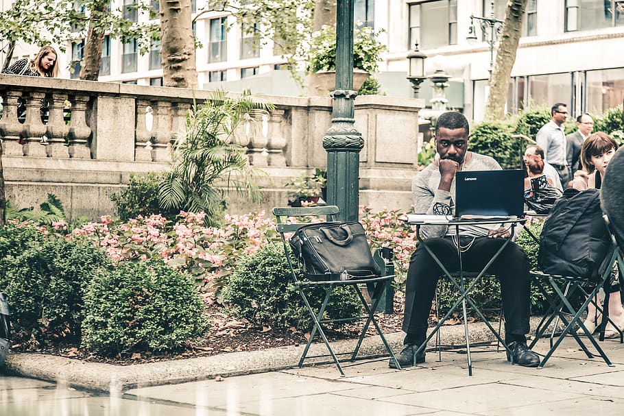 gitfo, cànon, 6d, marc complet, fotografia, fotografia de carrer, lightroom, vida útil, inspiració, concepte, camp de visió, vista, estiu, viatjar, explorar, destinació, ciutat, nyc, urbà, citycore, arquitectura, persones reals, seient, assegut, estructura construïda, comunicació, exterior de l'edifici, tecnologia sense fils, gent, homes, planta, roba casual, tecnologia, dia, longitud completa, estils de vida, portàtil, adult, activitat d'oci, a l'aire lliure, usant portàtil, 4K