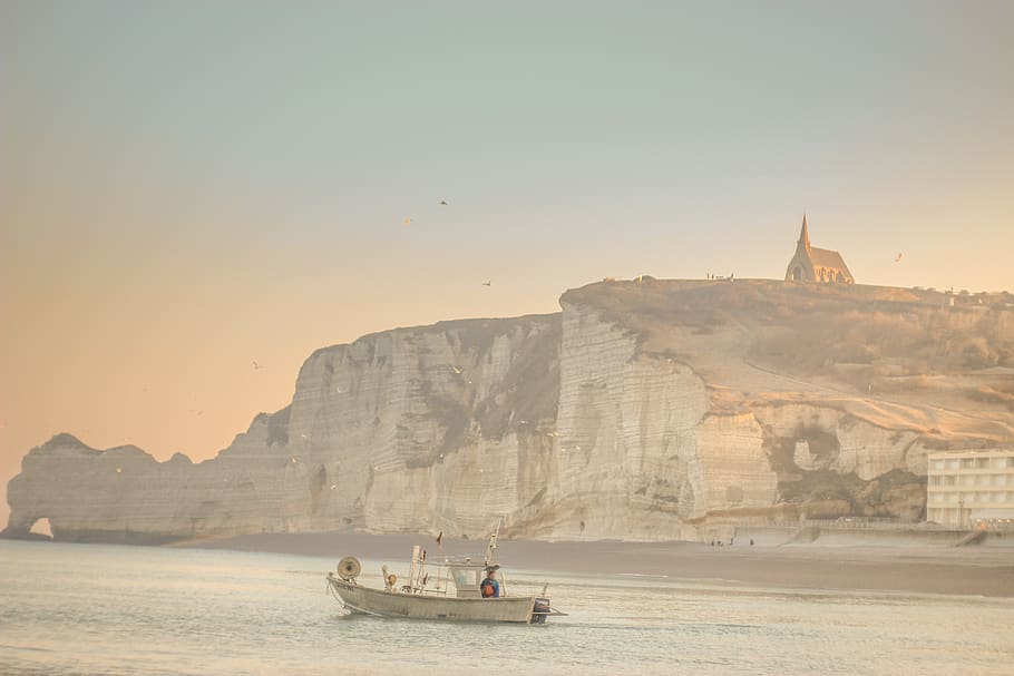 platja, Costa, penya-segats, dover, cap de platja, UK, Gran Bretanya, britànic, canal, vaixell, peix, immigració, immigrants, vaixell nàutic, aigua, transport, manera de transport, cel, davant del mar, viatjar, mar, naturalesa, muntanya, cel clar, escenics - natura, formació de roca, bellesa a la natura, arquitectura, estructura construïda, exterior de l'edifici, destinacions de viatge, terra, a l'aire lliure, veler, embarcacions de passatgers, 5K