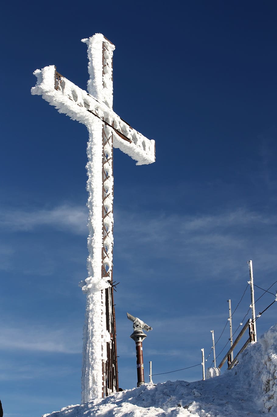 vinter, sne, is, kold, alpine, frost, krystaller, himmel, panorama, vinter magi, bjerg, topmødet kryds, kryds, religion, tro, spiritualitet, natur, dag, lav vinkel visning, ingen mennesker, blå, sky - himmel, hvid farve, sollys, arkitektur, bygget struktur, bygning, symbol, krucifiks, udendørs, 2K