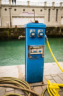 équipement, bleu, visage, machine, eau, électricité, robot, journée, structure construite, architecture, se concentrer sur le premier plan, personne, en plein air, extérieur du bâtiment, rivière, la nature, lien, métal, transport, la communication, navire nautique, jaune, fermer, 5K, CC0, domaine public, libre de droits