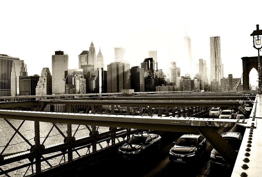 ponte truss grigio, urbano, barca, mezzi di trasporto, veicolo, New York, cittadina, costruzione, città, metropoli, alto aumento, edificio per uffici, strada, architettura, automobile, auto, modo, ponte, centro, posteggio, parcheggio, struttura costruita, esterno dell'edificio, cielo, grattacielo, edificio per uffici esterno, acqua, cielo sereno, alto - alto, paesaggio urbano, destinazioni di viaggio, skyline urbano, ponte - struttura fatta dall'uomo, fiume, connessione, Torre, moderno, nessuno, all'aperto, distretto finanziario, guglia, balaustra, 5K