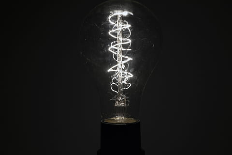 lampu tali putih, bolam, lampu, listrik, bohlam, tua, cahaya, penerangan, kap lampu, setensilan, putih, tekstur, obor, tahap, ngengat, hewan, kupu-kupu, serangga, invertebrata, ct scan, latar belakang hitam, peralatan penerangan, diterangi, tembakan studio, filamen, dalam ruangan, tidak ada orang, menyalin ruang, merapatkan, bersinar, objek tunggal, fenomena cahaya - alami, bahan kaca, bahan bakar dan pembangkit listrik, lampu listrik, transparan, teknologi, kilau, 5K, CC0, domain publik, bebas royalti