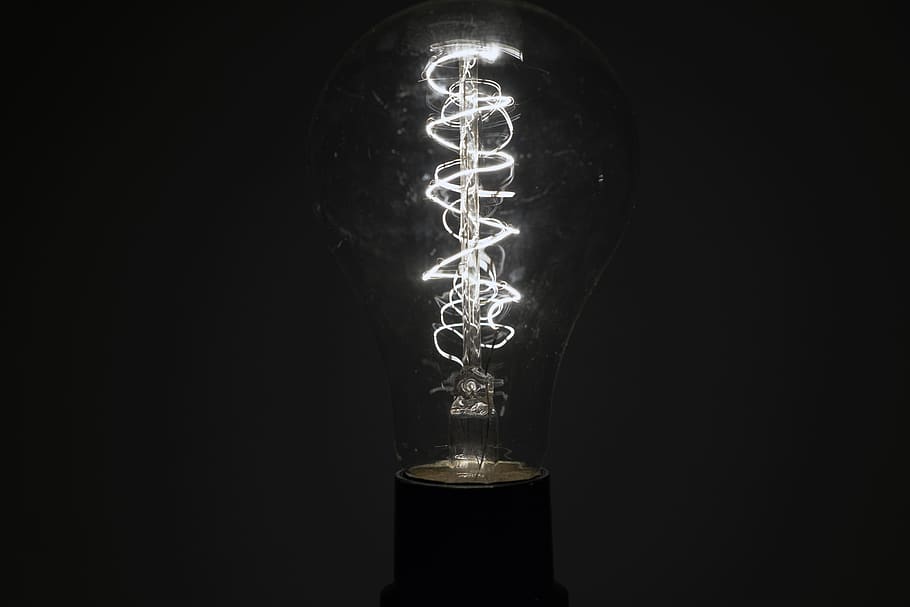 llums de corda blanca, bombeta, llum, elèctric, vell, il·luminació, pantalla de llum, plantilla, blanc, textura, torxa, etapa, arna, animal, papallona, insecte, invertebrat, escàner CT, fons negre, equips d’il·luminació, il·luminat, tir de l'estudi, filament, electricitat, a l'interior, cap gent, còpia espai, primer pla, brillant, sol objecte, llum - fenomen natural, vidre - material, generació de combustible i energia, llum elèctrica, transparent, tecnologia, lluminositat, 5K