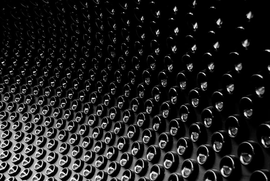 negre, noir, matière, patró, art, courbe, fons, marc complet, a l'interior, repetició, textura, primer pla, cap gent, gran grup d'objectes, ampolla, forma, en fila, ampolla de vi, disseny, refresc, metall, resum, ordre, beure, fosc, fons negre, acer, luxe, 4K