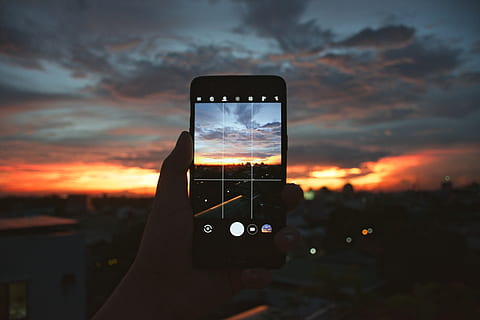 telefon, apus de soare, umană, tehnologia fără fir, mână, nor - cer, telefon inteligent, deținere, comunicare, cer, tehnologie, fotografii tematice, dispozitiv portabil de informații, telefon mobil, activitate, Sesiuni foto, partea corpului uman, o persoana, oameni adevărați, ecran, natură, în aer liber, deget, 5K, CC0, domeniu public, fără drepturi de autor