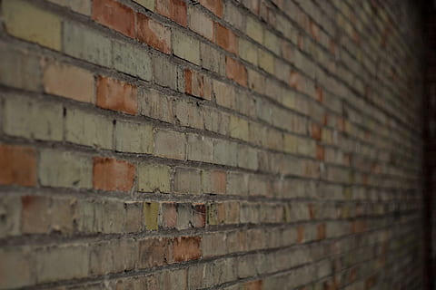 Asche Mauer, Backstein, Gasse, Wand, Beige, rot, Hintergasse, Linie, Granatwerfer, Ziegelwand, dunkel, Struktur, Oberfläche, Linien, Fokus, Wandbau - Funktion, die Architektur, gebaute Struktur, Hintergründe, Muster, Vollbild, keine Leute, texturiert, draußen, Vignette, selektiver Fokus, Gebäudehülle, Wiederholung, alt, Baumaterial, Nahansicht, 4K, CC0, gemeinfrei, lizenzfrei