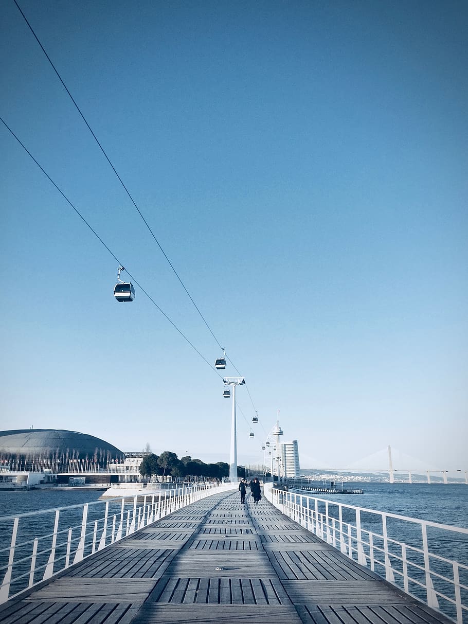 hvid kabel vogn, human, person, lissabon, Portugal, svævebane, transportmidler, køretøj, vand, havnefronten, Havn, mole, dok, arkitektur, elektrisk enhed, solpaneler, sti, boardwalk, bro, bygning, himmel, natur, kopiere plads, skyfri himmel, blå, dag, bygget struktur, rækværk, rigtige mennesker, vejen frem, rejse, livsstil, en person, vej, forbindelse, udendørs, faldende perspektiv, 2K