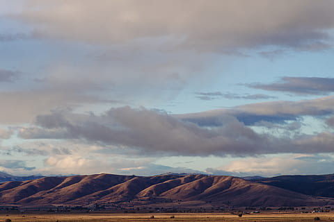 muntanyes, naturalesa, a l'aire lliure, altiplà, camp, pastures, Estats Units, la grande, oregon, paisatge, carretera, terra, mesa, desert, monticle, Serra, muntanya, manera, grava, Carretera bruta, núvol - cel, cel, bellesa a la natura, escenics - natura, escena tranquil·la, tranquil·litat, medi ambient, escena no urbana, cap gent, idíl·lic, remot, destinacions de viatge, dia, clima, clima àrid, formació, 4K, CC0, domini públic, lliure de regalies