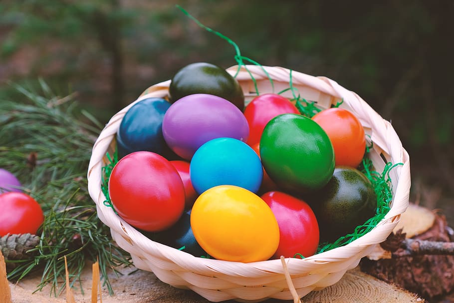 Ostern, Ei, bunt, Ostereier, farbig, heiter, Farbe, Lebensmittel, Frühling, Urlaub, osterkorb, Essen, Osterei, mehrfarbig, Feier, Essen und Trinken, Korb, Stillleben, Nahansicht, Dekoration, Fokus auf den Vordergrund, Natur, Container, keine Leute, Tag, Religion, draußen, 5K