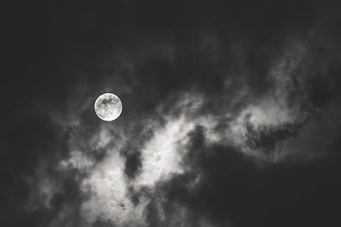 penuh, bulan, dibelakang, awan, malam, di luar rumah, astronomi, luar angkasa, ruang, alam semesta, langit, cloudscape, melihat ke atas, hitam dan putih, alam, bulan purnama, sinar bulan, awan - langit, tampilan sudut rendah, gelap, keindahan di alam, tidak ada orang, scenics - alam, ketenangan, lingkaran, bulan planet, bentuk, bentuk geometris, mendung, yg beralamat buruk, 5K, CC0, domain publik, bebas royalti