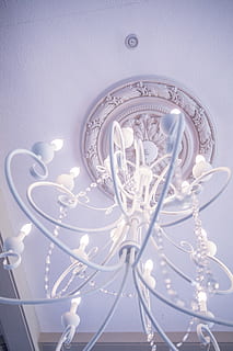 Weiß, Beleuchtung, Licht, Leuchter, Decke, xampp, weiß fluoreszierend, Schloss, elegant, geformt, wunderschönen, minimalistisch, einfach, Hochzeit, entkernen, Zuhause, beleuchtet, Lichtanlage, drinnen, keine Leute, Metall, Dekoration, Nahansicht, glühend, Elektrizität, Flachwinkelansicht, Stillleben, Kabel, Technologie, elektrisches Licht, Licht - natürliches Phänomen, Kunst und Handwerk, weiße Farbe, silberfarben, Luxus, 5K, CC0, gemeinfrei, lizenzfrei