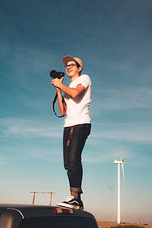 uomo che tiene la fotocamera, persona, umano, persone, stati Uniti, Denton, ritratto, sorridente, Candido, fotografo, che ride, anglez, sport, esercizio, fitness, gli sport, risolvendo, capi di abbigliamento, pantaloni, jeans, denim, cielo, giovane adulto, stili di vita, una persona, lunghezza intera, giovani donne, natura, attività di svago, abbigliamento casual, vista frontale, persone reali, in piedi, giorno, tecnologia, mezzi di trasporto, bicchieri, moda, all'aperto, 4K, CC0, dominio pubblico, privo di copyright