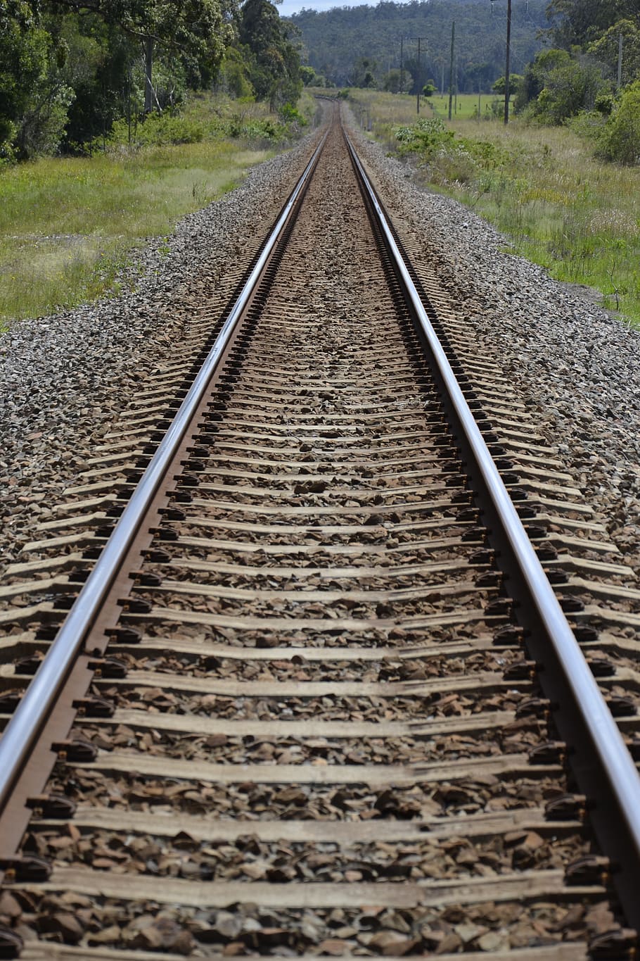 pista, tren, rail, dormitori, vies del ferrocarril, transport per ferrocarril, direcció, el camí a seguir, transport, perspectiva decreixent, metall, punt de fuga, cap gent, naturalesa, planta, dia, grava, terra, a l'aire lliure, viatjar, recta, arbre, camp, paral·lel, llarg, acer, còdols, 4K