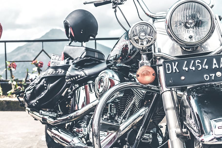 negre, gris, moto de creuer, aparcat, baranes, chopper, crom, la llum del dia, disseny, motor, exposició, faro, casc, cuir, màquina, moto, sistema de transport, rodes, transport, manera de transport, vehicle terrestre, dia, estacionari, viatjar, bicicleta, ciutat, a l'aire lliure, estil retro, arquitectura, primer pla, carrer, centrar-se en primer pla, cap gent, metall, casc protector, color plata, 5K